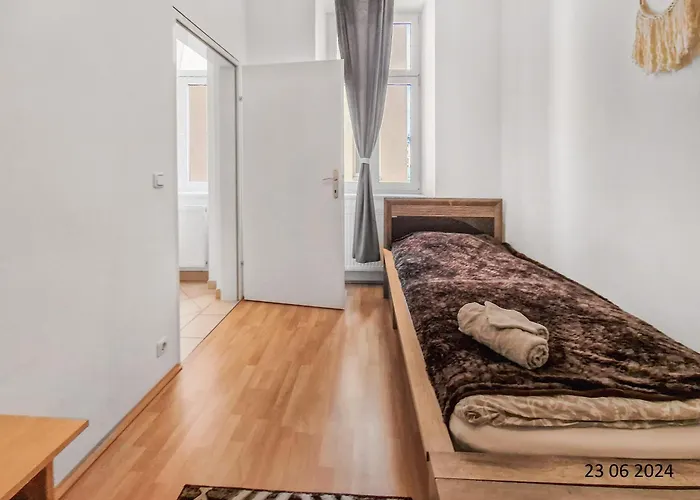 Elegant Three-bedroom Appartement *