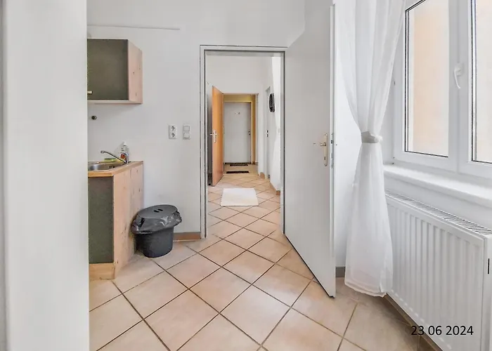 Elegant Three-bedroom Appartement *