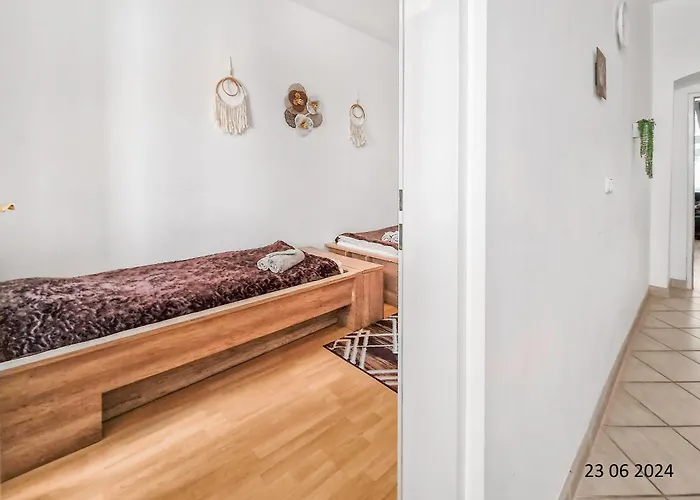 Elegant Three-bedroom Appartement *