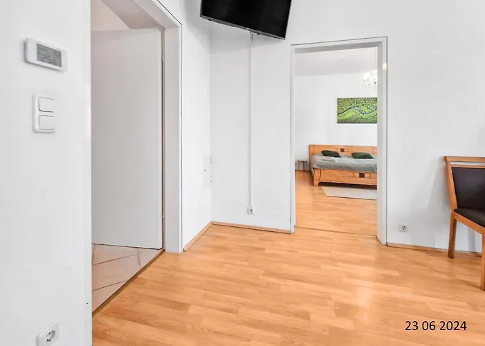 Elegant Three-bedroom Appartement *