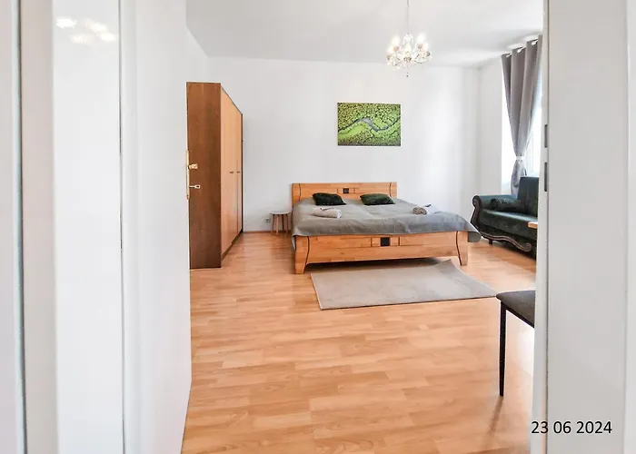 Elegant Three-bedroom Appartement